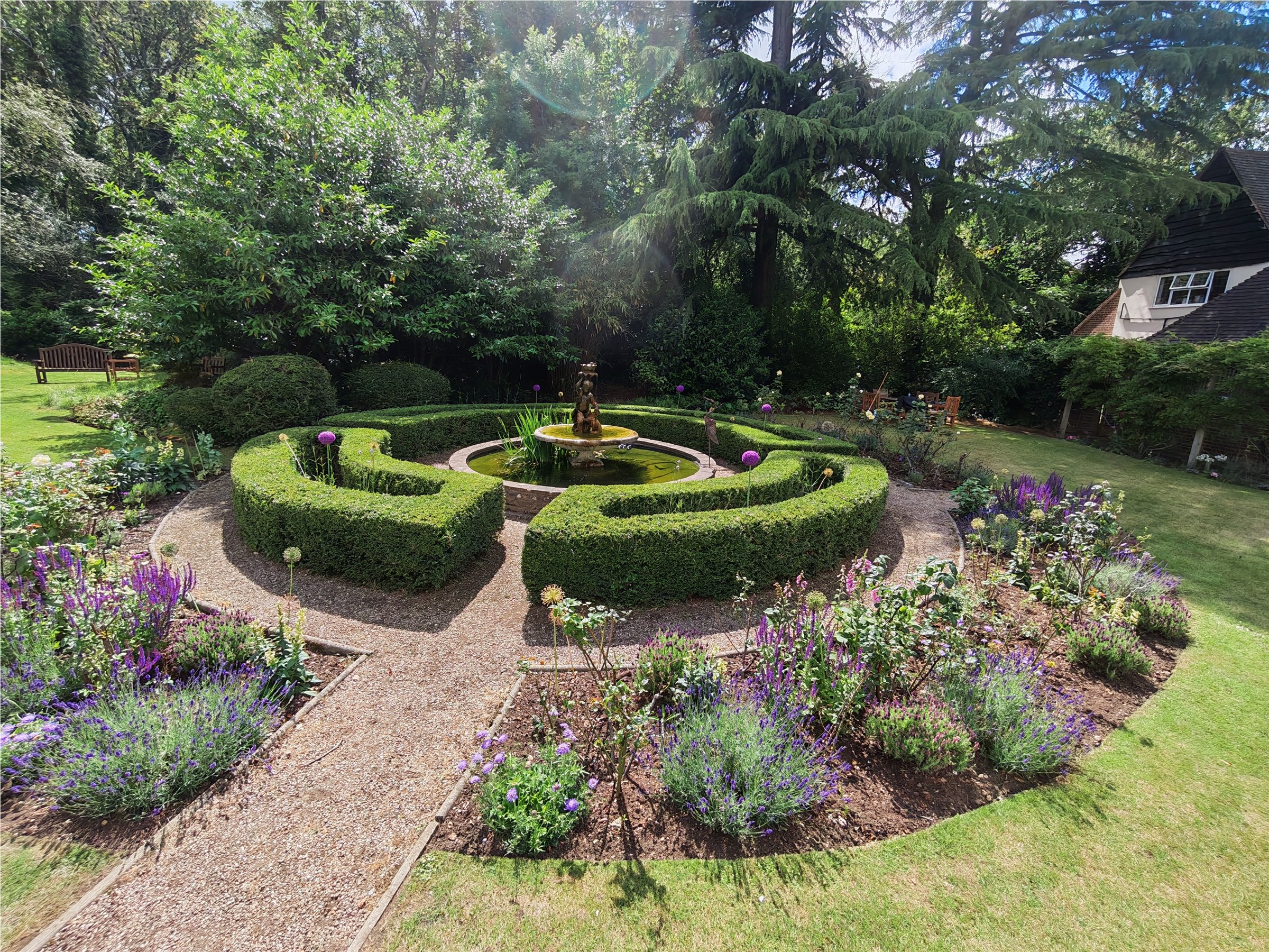 Circular formal hedging and borders surrounding a fountain